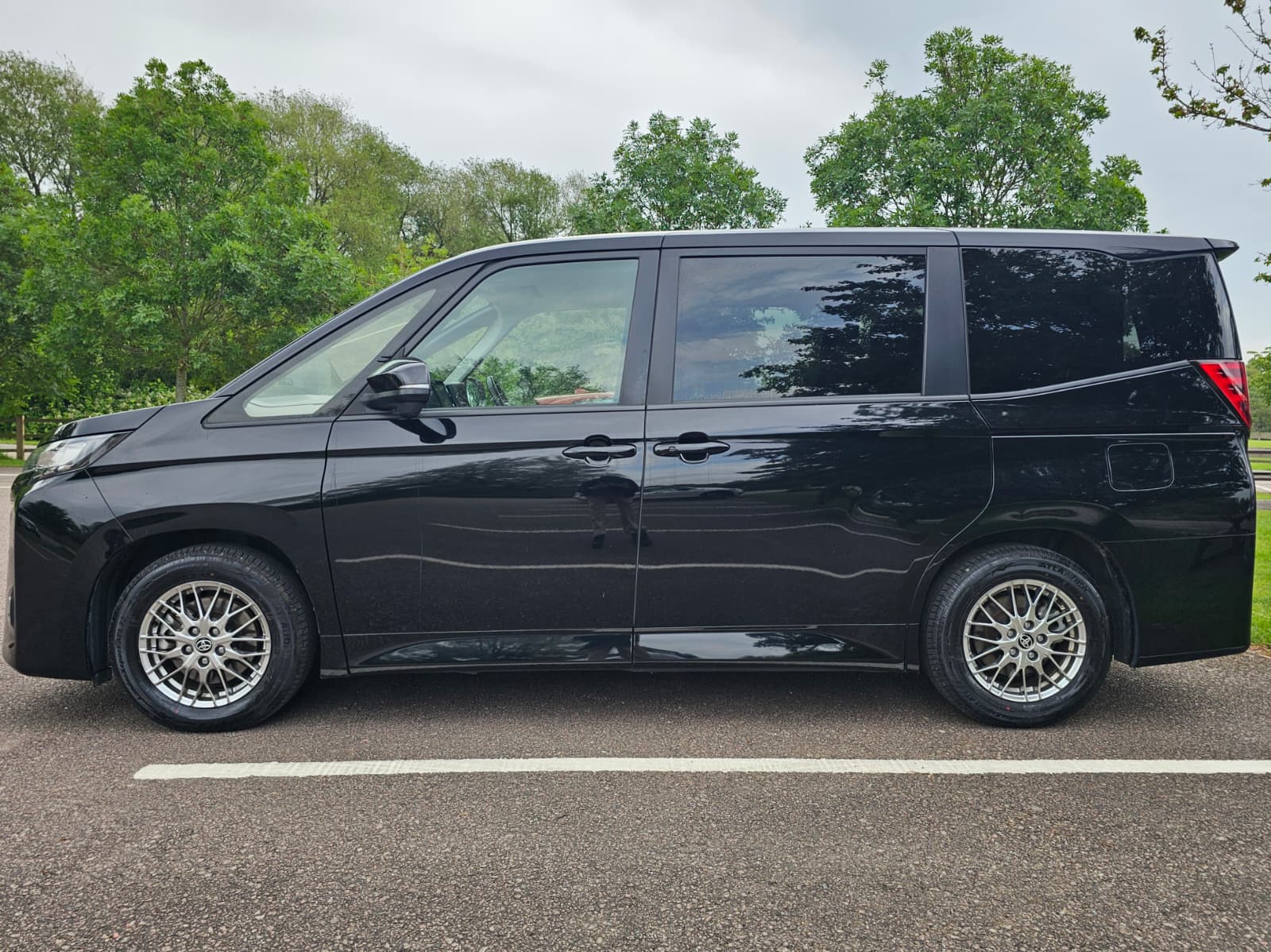 TOYOTA NOAH VOXY 1.8h Hybrid G Automatic CVT 8 Seater MPV