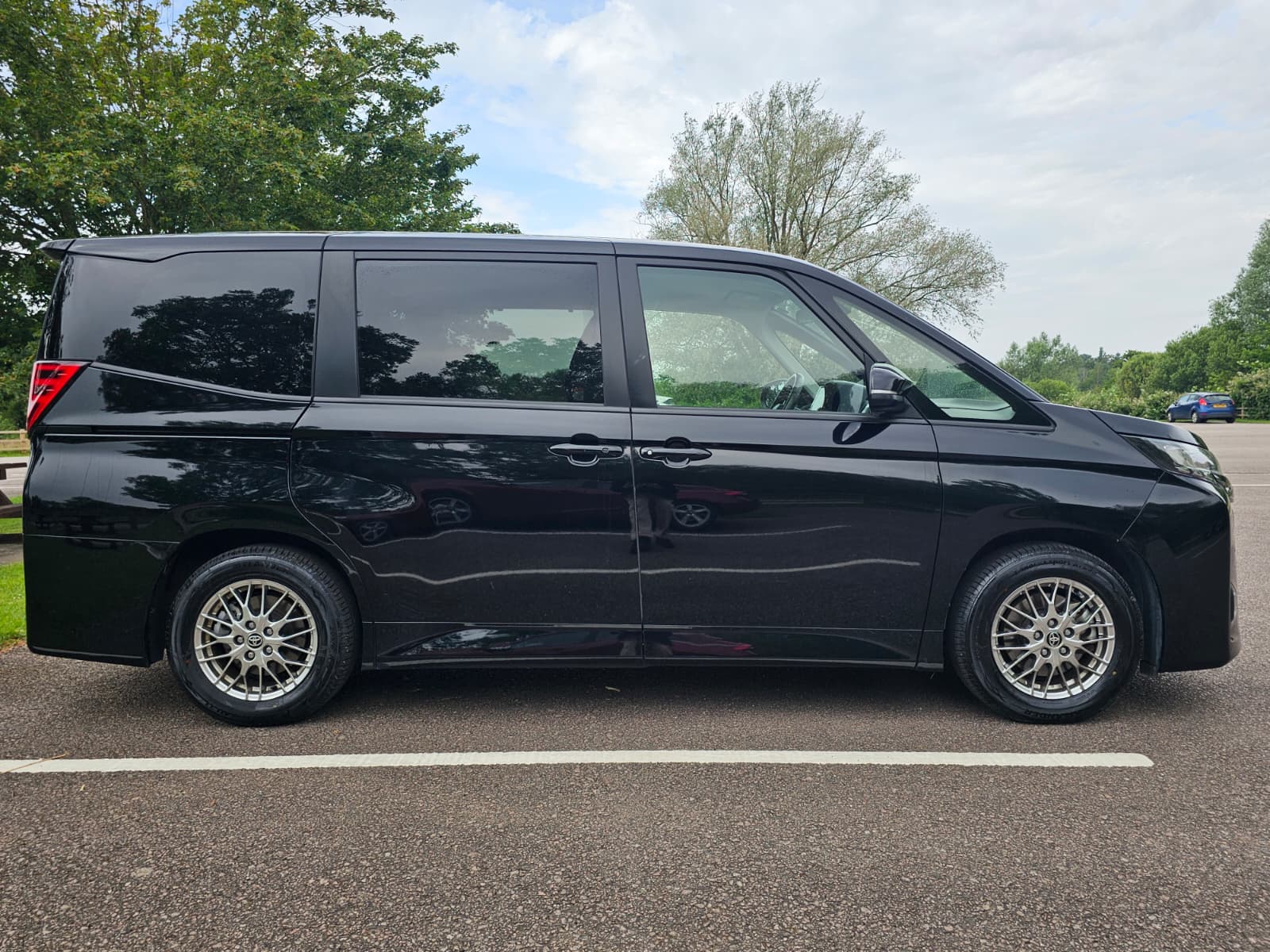 TOYOTA NOAH VOXY 1.8h Hybrid G Automatic CVT 8 Seater MPV