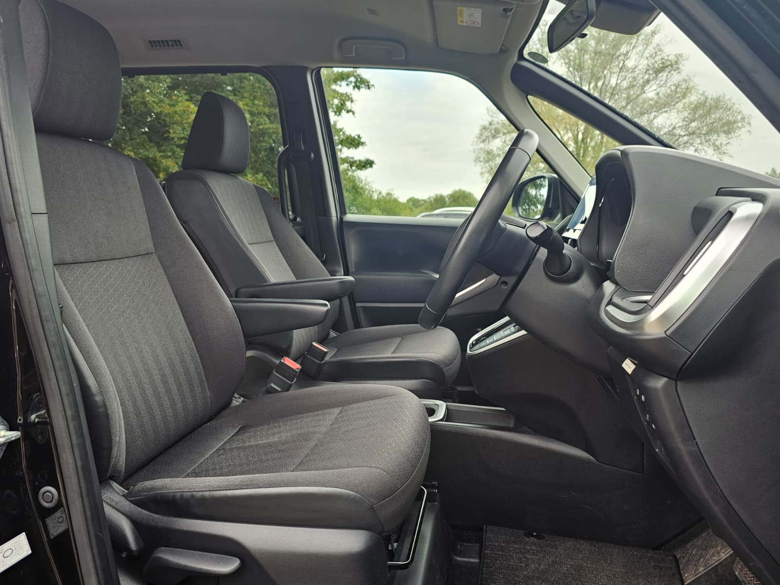 TOYOTA NOAH VOXY 1.8h Hybrid G Automatic CVT 8 Seater MPV