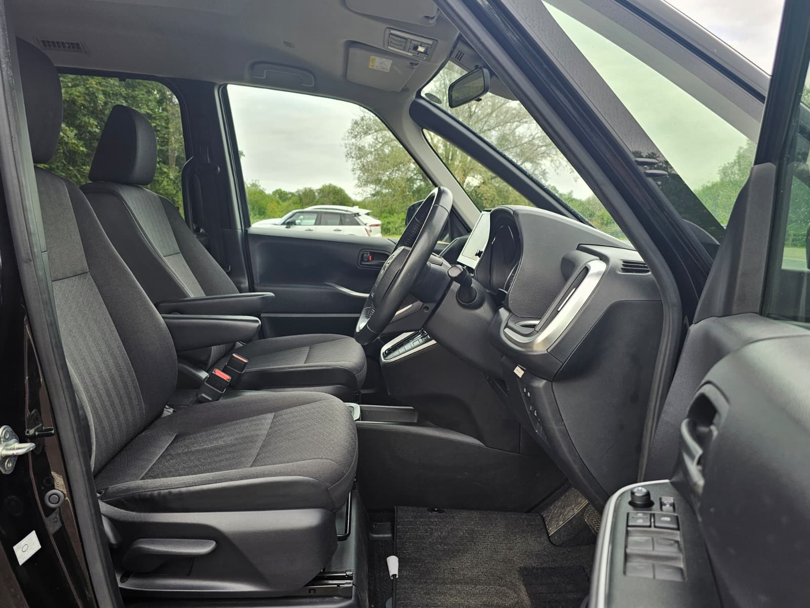 TOYOTA NOAH VOXY 1.8h Hybrid G Automatic CVT 8 Seater MPV