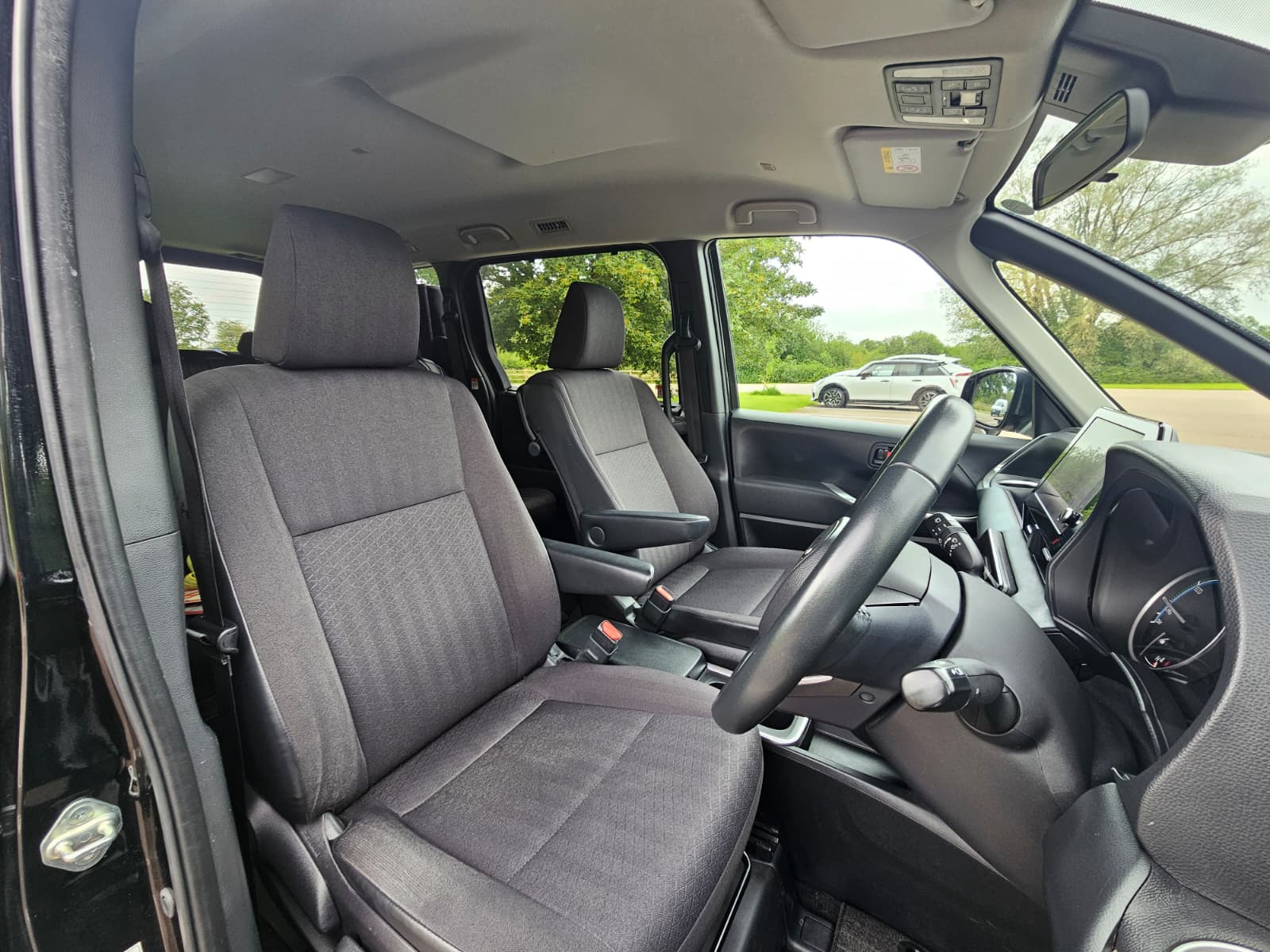 TOYOTA NOAH VOXY 1.8h Hybrid G Automatic CVT 8 Seater MPV