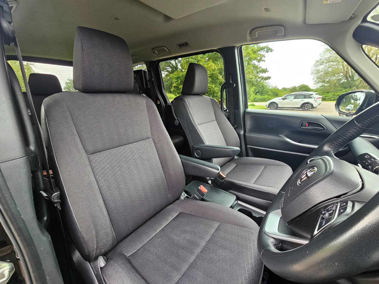TOYOTA NOAH VOXY 1.8h Hybrid G Automatic CVT 8 Seater MPV