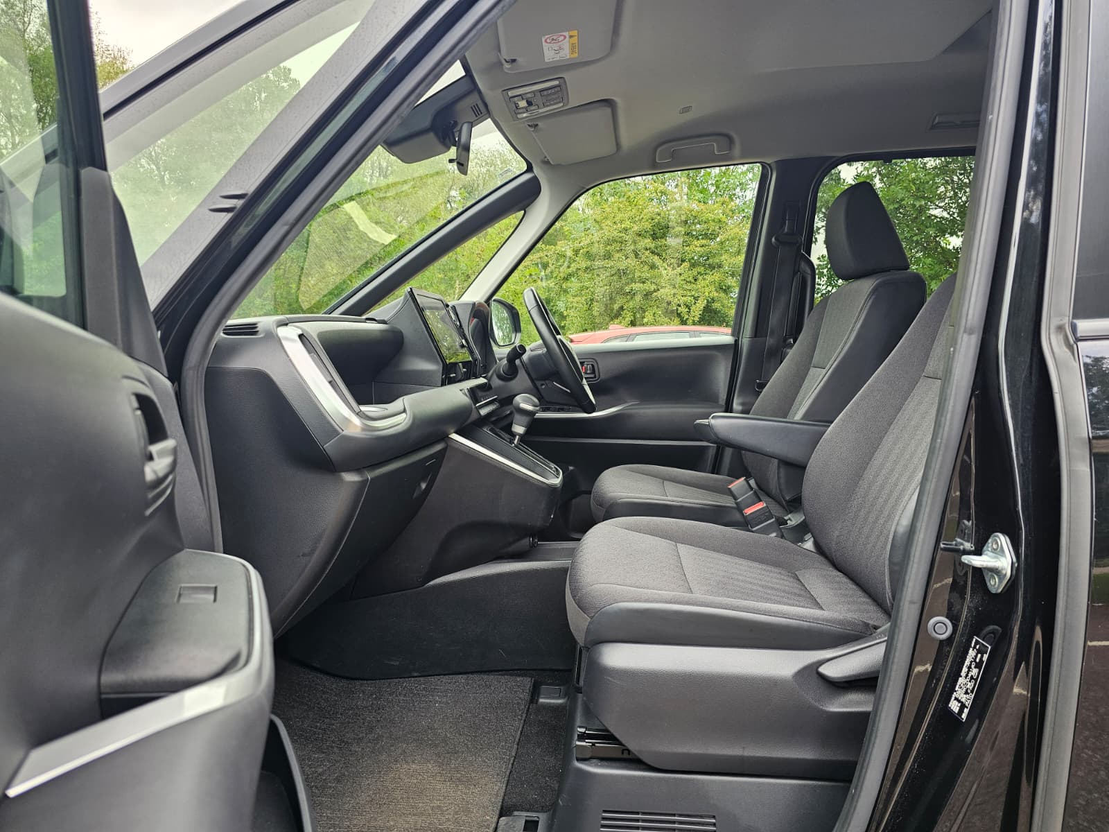 TOYOTA NOAH VOXY 1.8h Hybrid G Automatic CVT 8 Seater MPV
