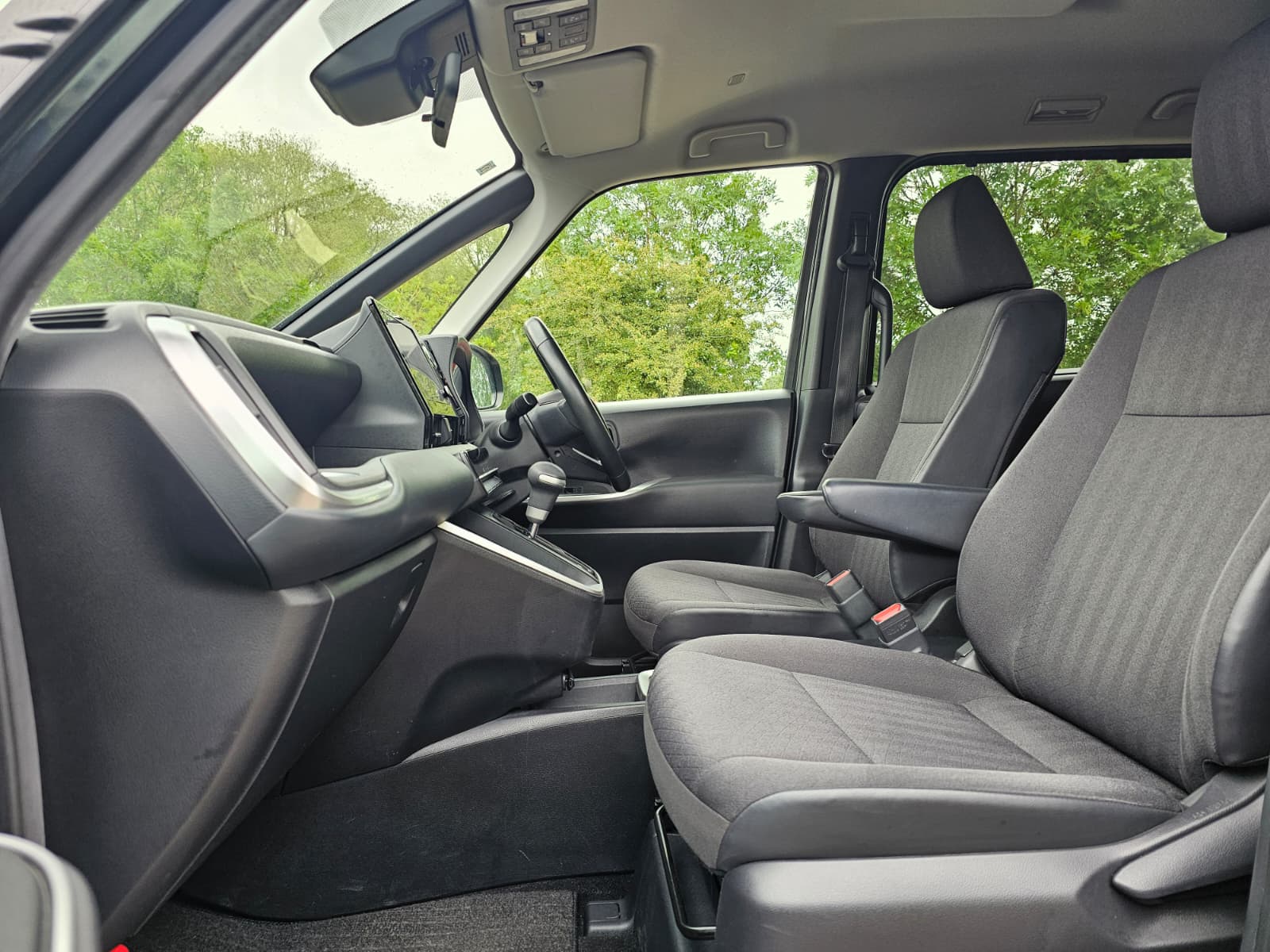 TOYOTA NOAH VOXY 1.8h Hybrid G Automatic CVT 8 Seater MPV