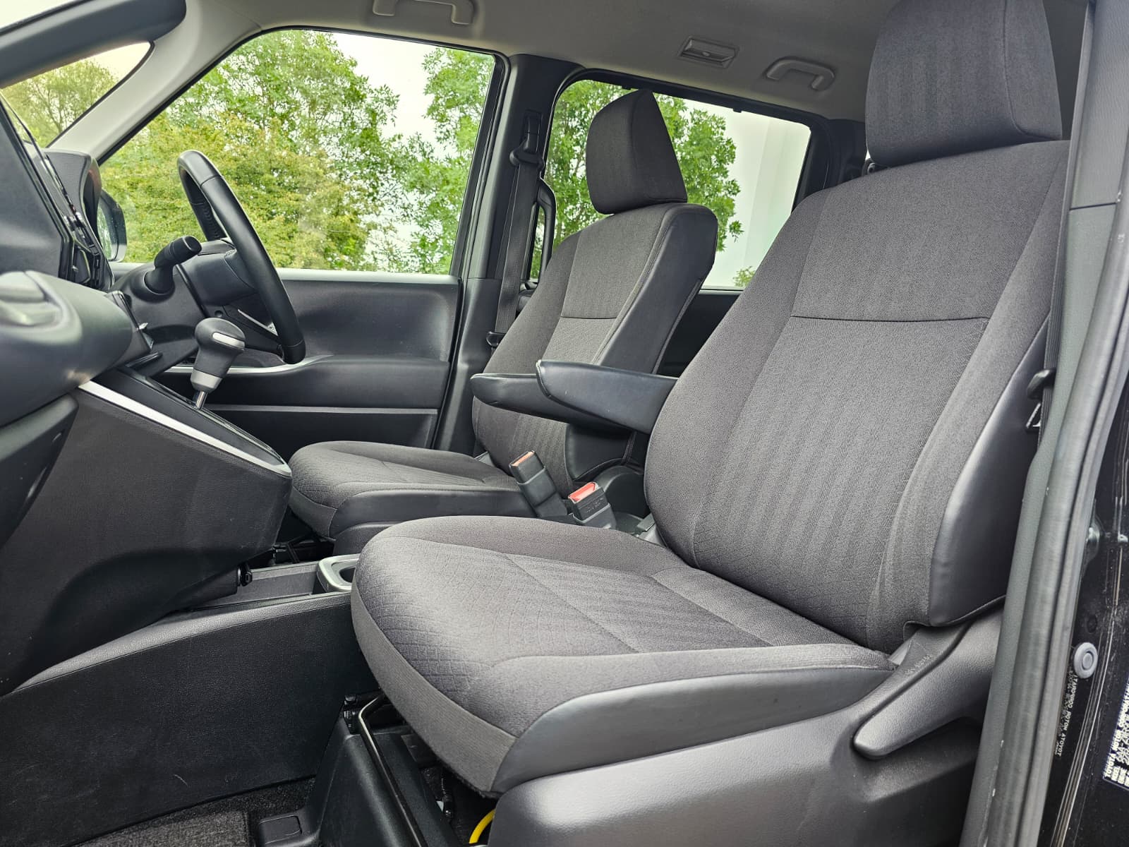 TOYOTA NOAH VOXY 1.8h Hybrid G Automatic CVT 8 Seater MPV