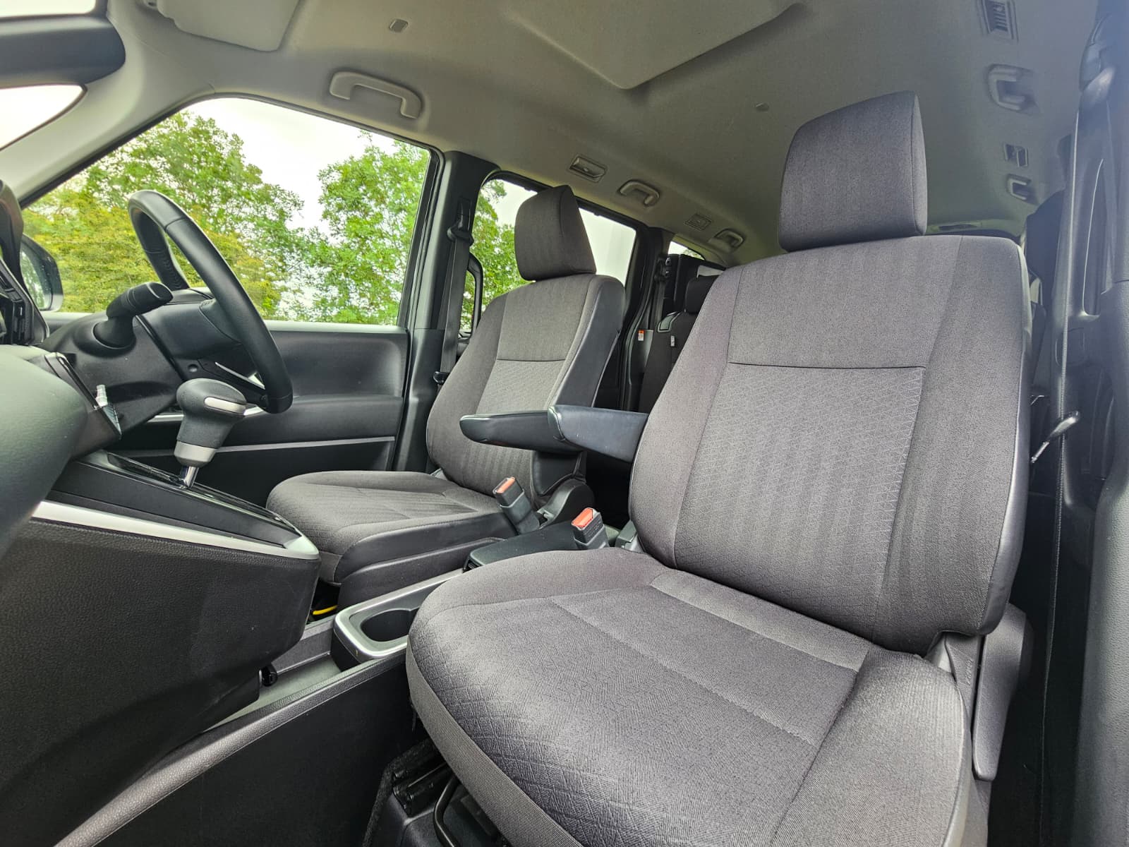 TOYOTA NOAH VOXY 1.8h Hybrid G Automatic CVT 8 Seater MPV