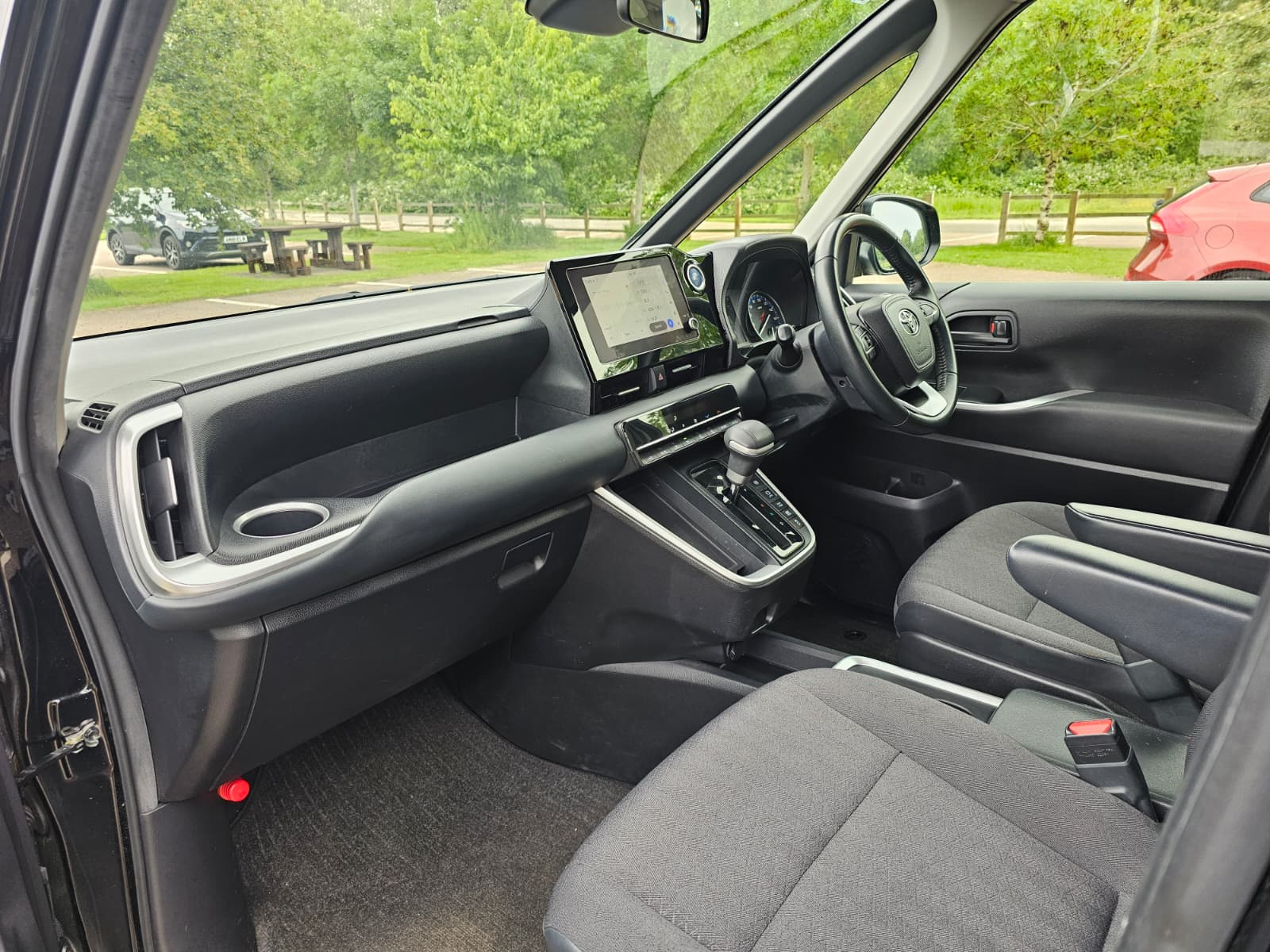 TOYOTA NOAH VOXY 1.8h Hybrid G Automatic CVT 8 Seater MPV