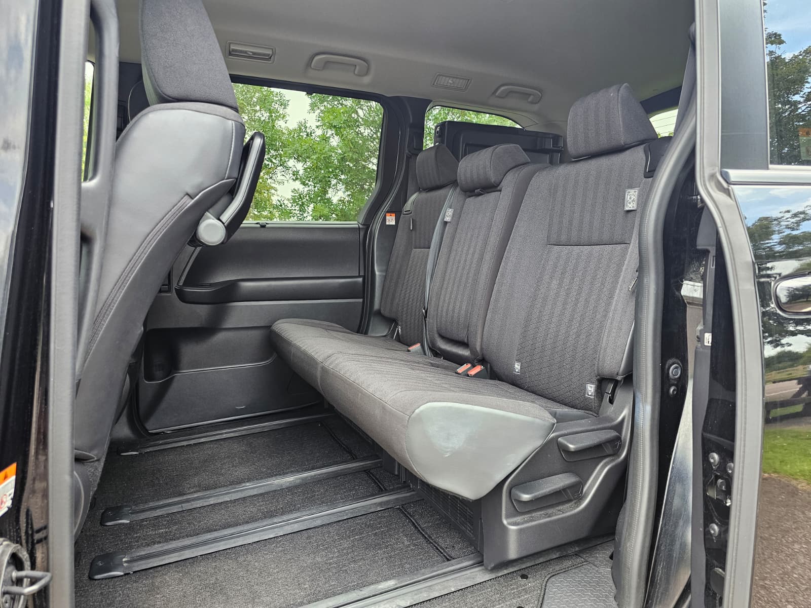 TOYOTA NOAH VOXY 1.8h Hybrid G Automatic CVT 8 Seater MPV