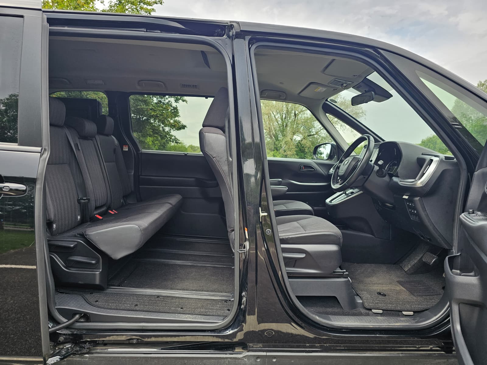 TOYOTA NOAH VOXY 1.8h Hybrid G Automatic CVT 8 Seater MPV