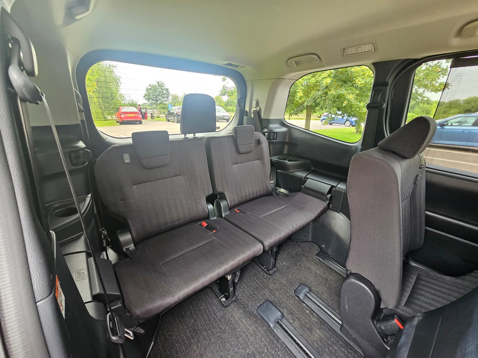 TOYOTA NOAH VOXY 1.8h Hybrid G Automatic CVT 8 Seater MPV