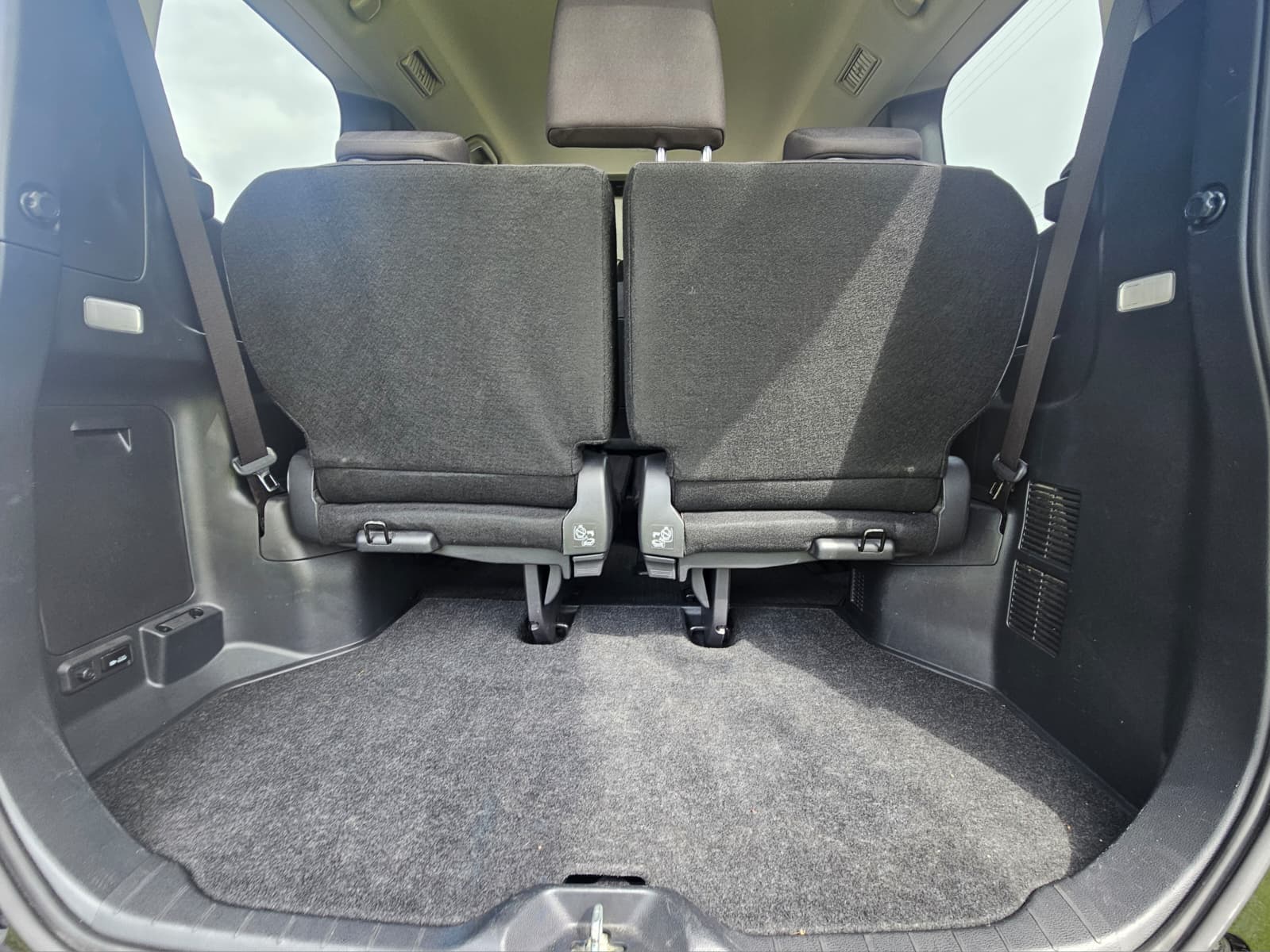 TOYOTA NOAH VOXY 1.8h Hybrid G Automatic CVT 8 Seater MPV