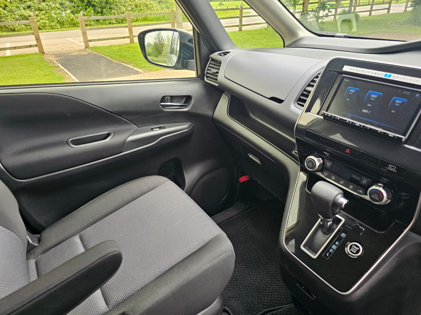 Nissan Serena 2.0h S-Hybrid Auto 8 Seater MPV 360 Camera