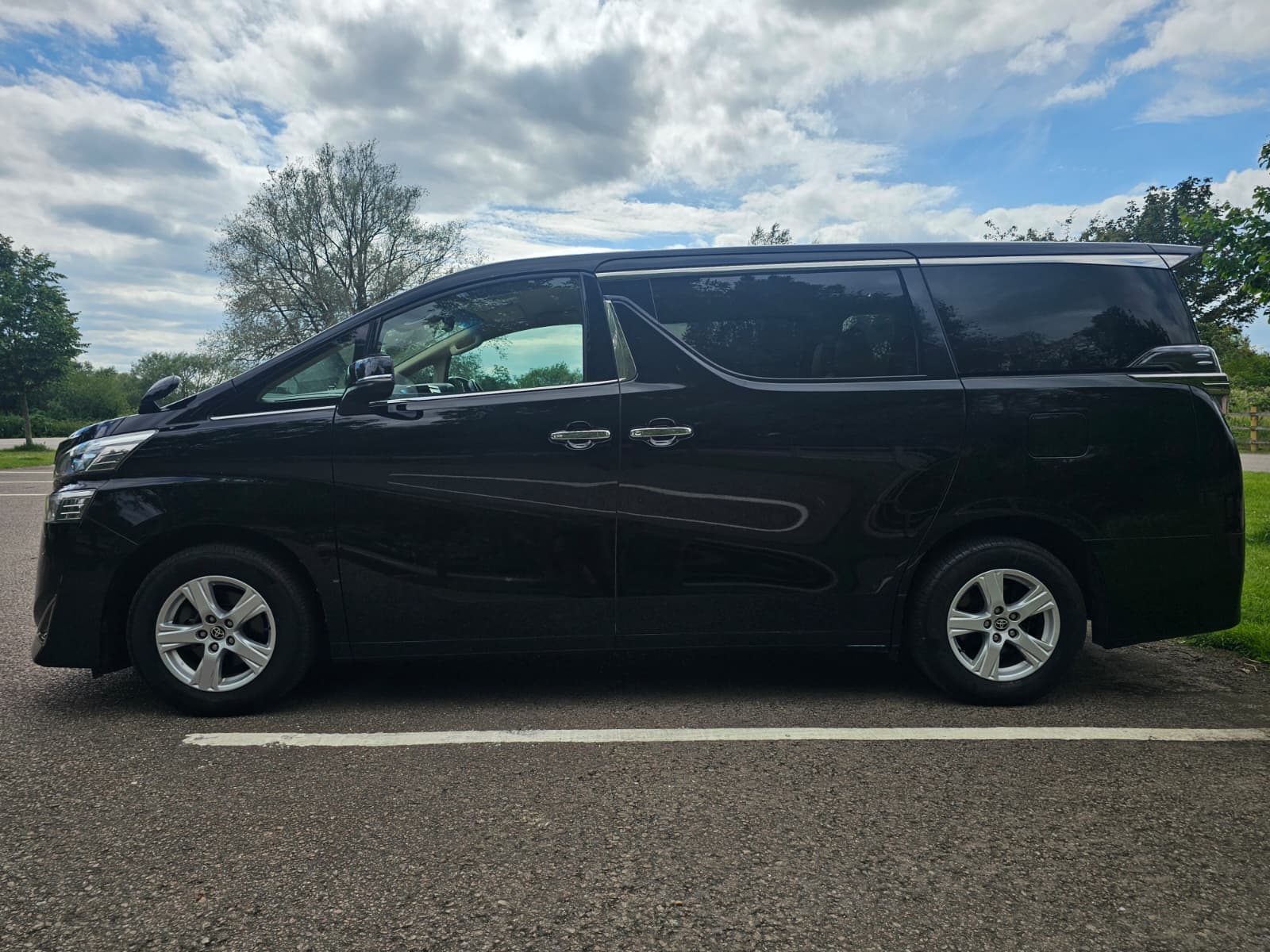 Toyota Vellfire 2.5L Automatic CVT Full Leather Interior 8 Seater Luxury MPV