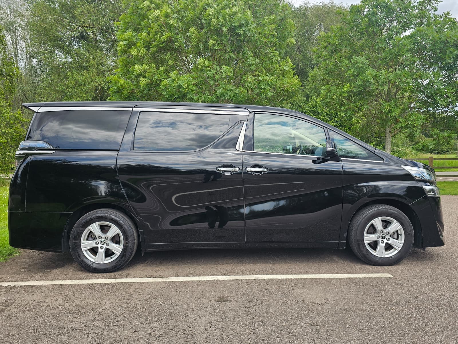 Toyota Vellfire 2.5L Automatic CVT Full Leather Interior 8 Seater Luxury MPV