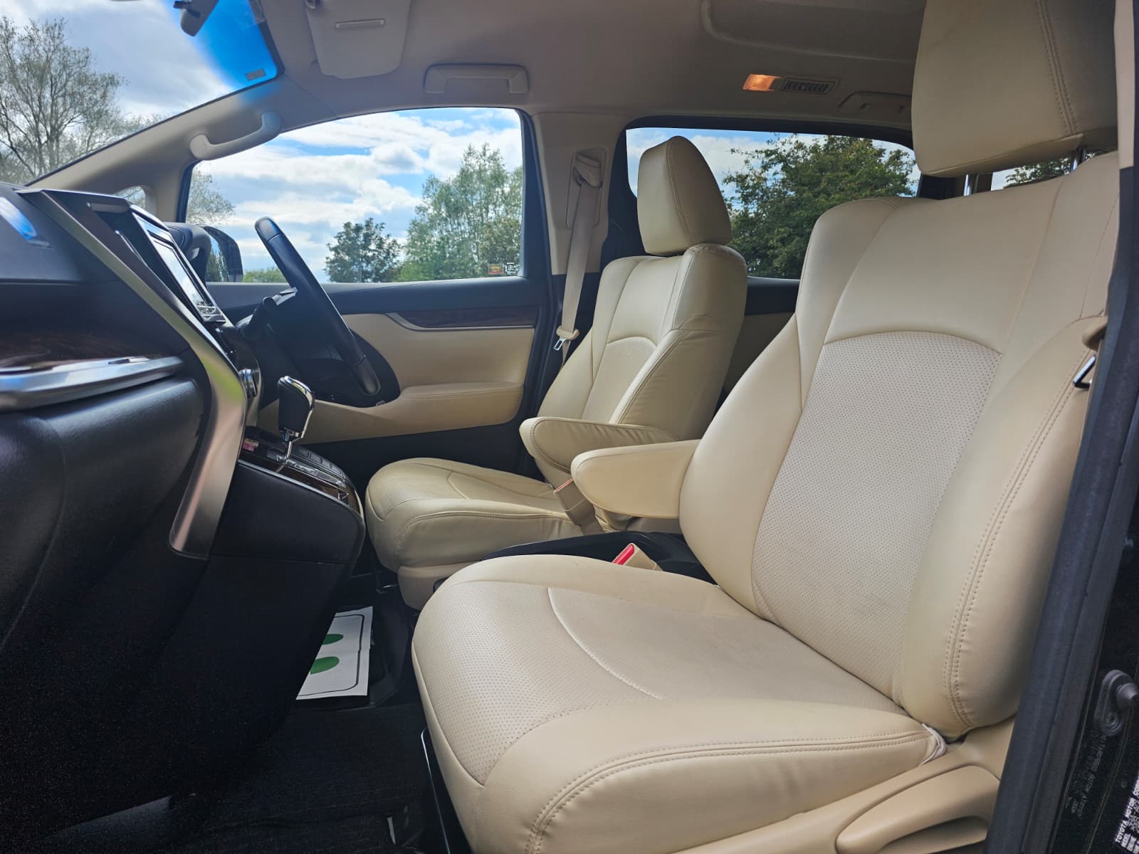 Toyota Vellfire 2.5L Automatic CVT Full Leather Interior 8 Seater Luxury MPV
