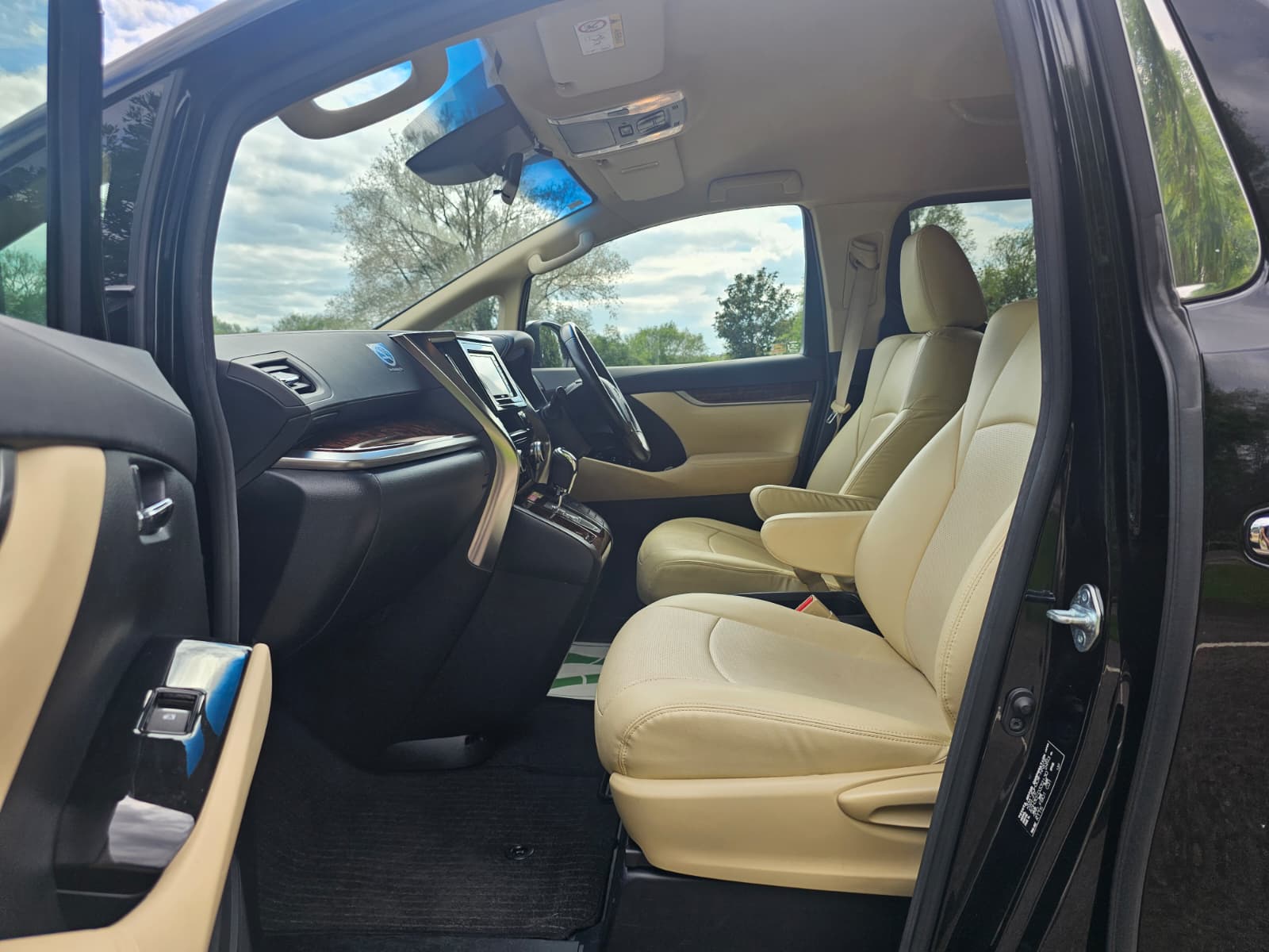Toyota Vellfire 2.5L Automatic CVT Full Leather Interior 8 Seater Luxury MPV