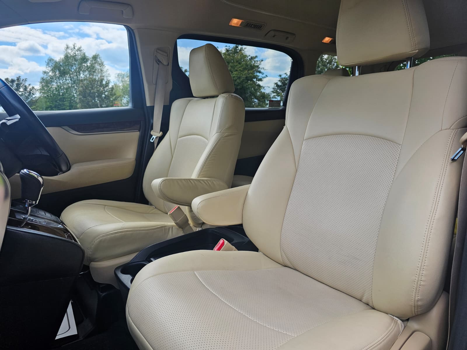 Toyota Vellfire 2.5L Automatic CVT Full Leather Interior 8 Seater Luxury MPV