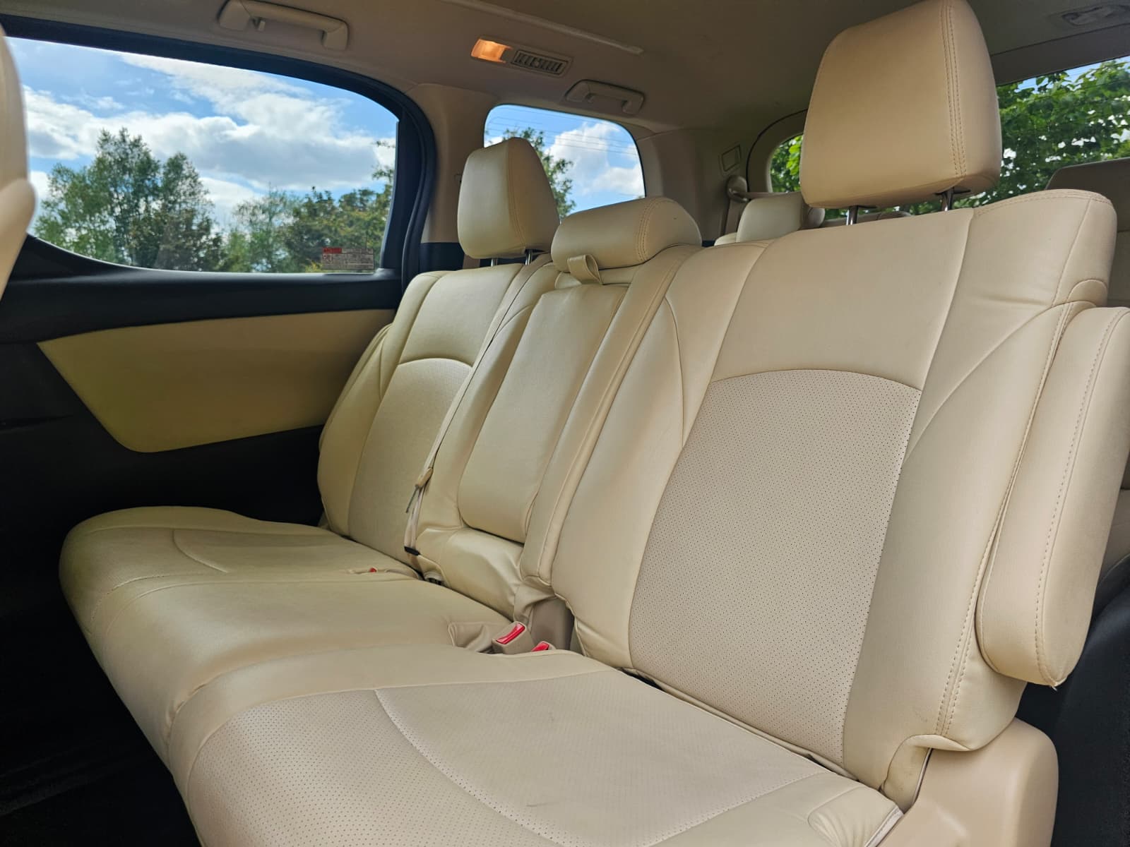 Toyota Vellfire 2.5L Automatic CVT Full Leather Interior 8 Seater Luxury MPV