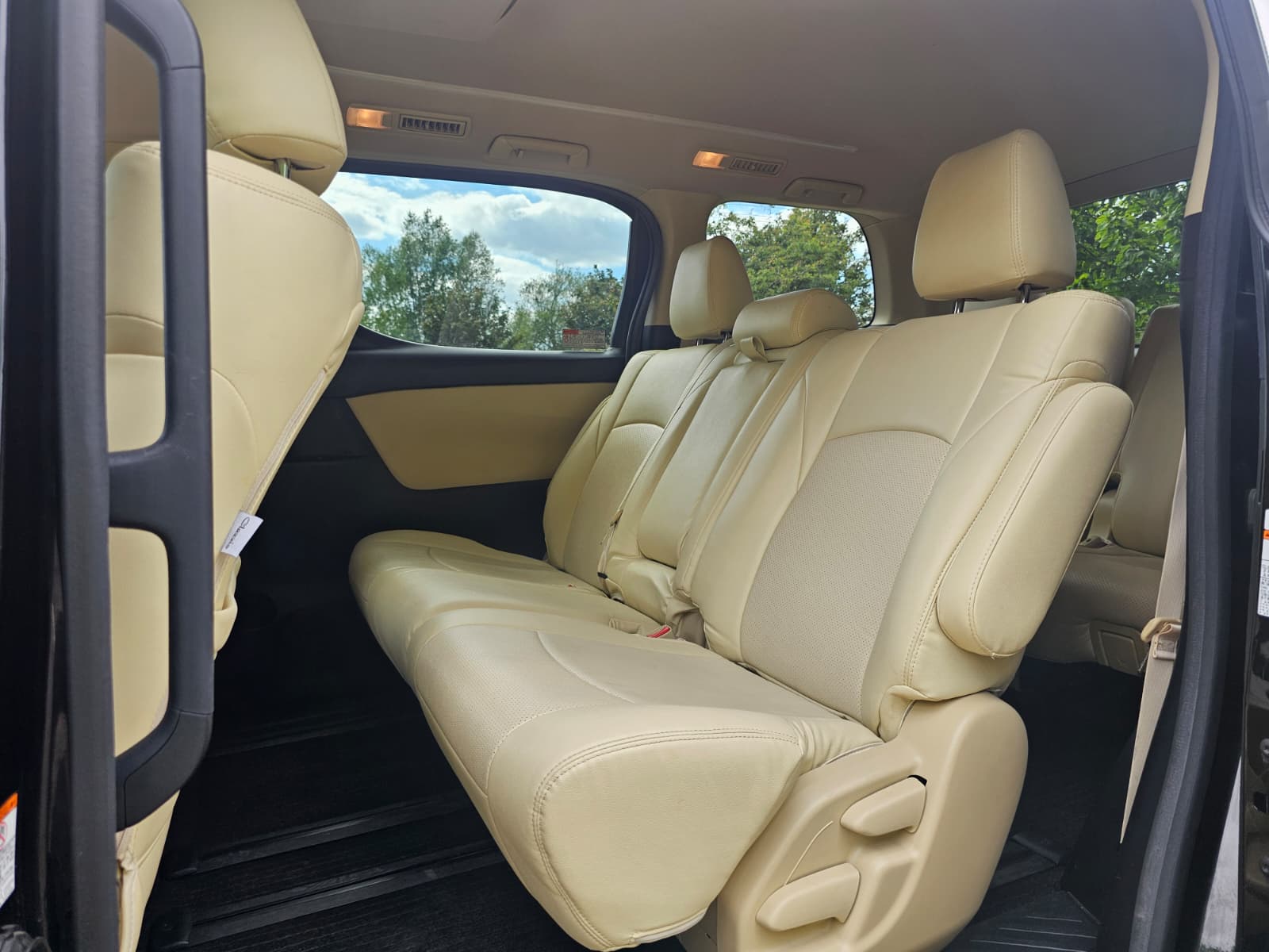 Toyota Vellfire 2.5L Automatic CVT Full Leather Interior 8 Seater Luxury MPV
