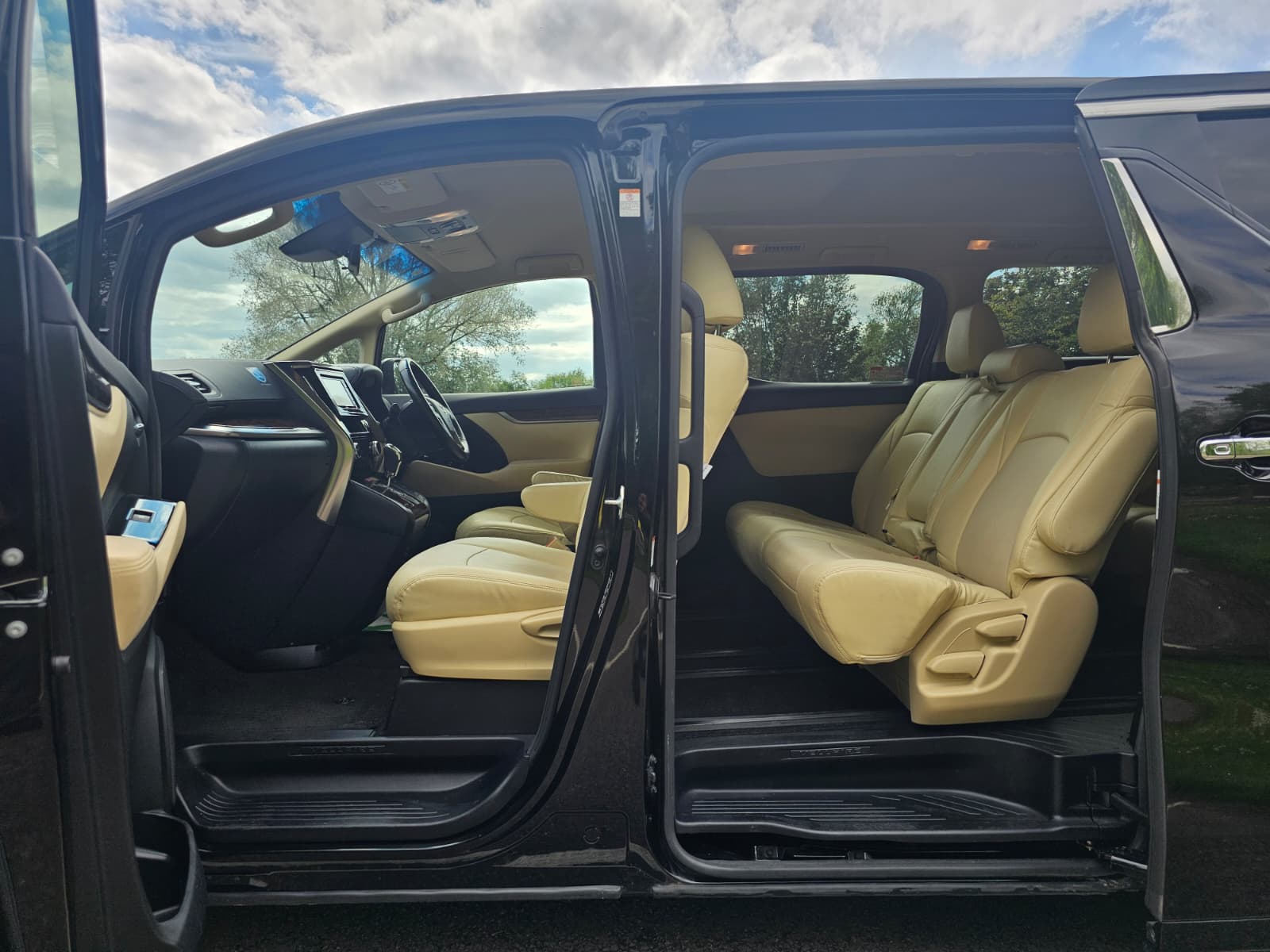 Toyota Vellfire 2.5L Automatic CVT Full Leather Interior 8 Seater Luxury MPV
