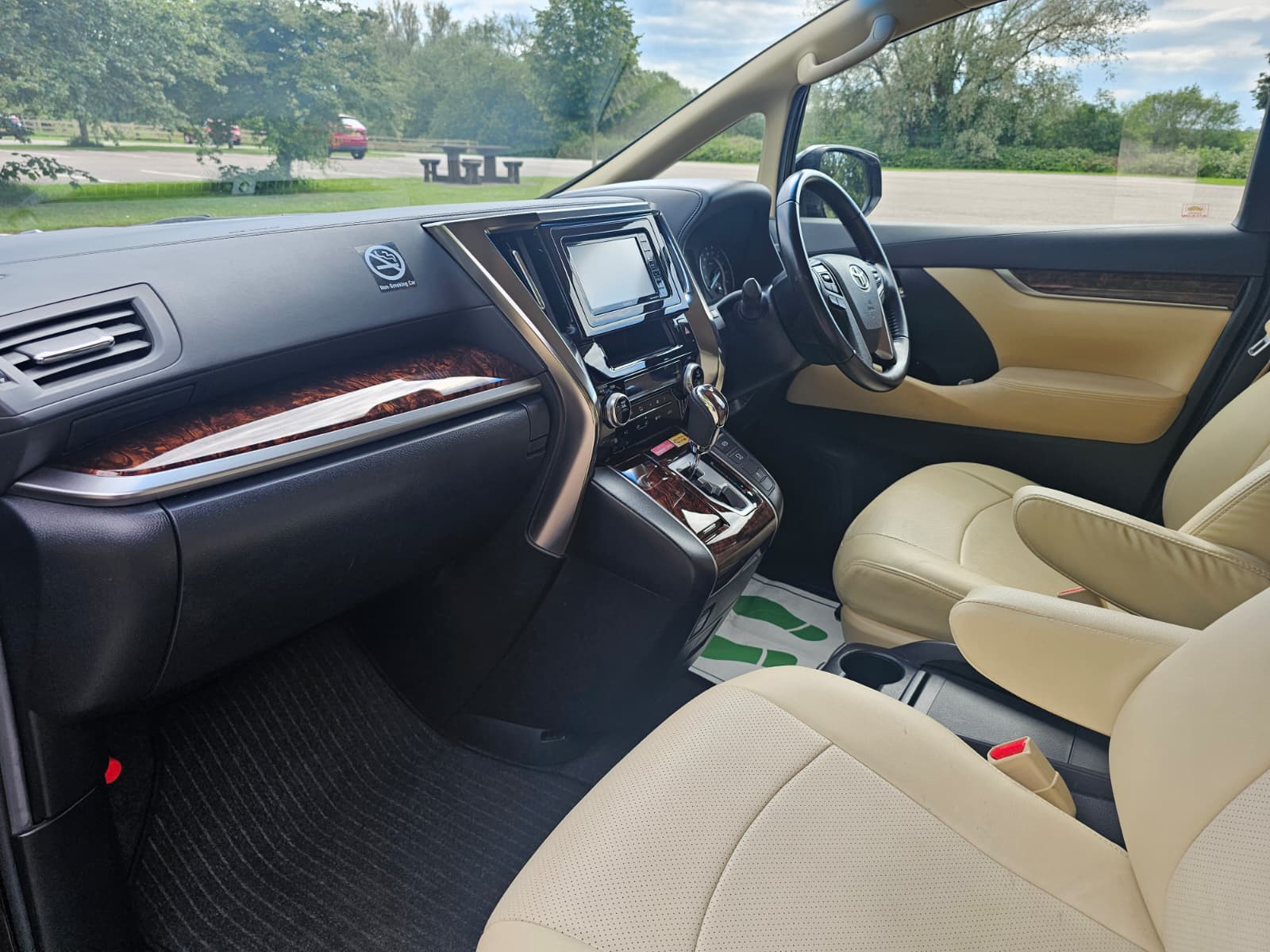Toyota Vellfire 2.5L Automatic CVT Full Leather Interior 8 Seater Luxury MPV