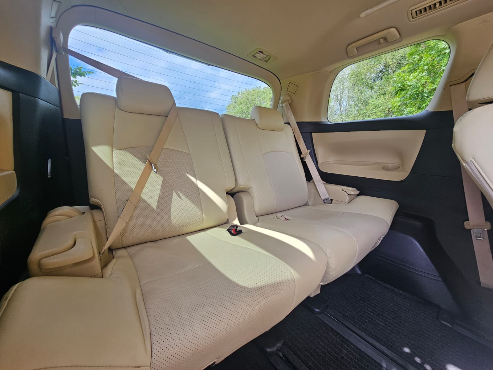 Toyota Vellfire 2.5L Automatic CVT Full Leather Interior 8 Seater Luxury MPV