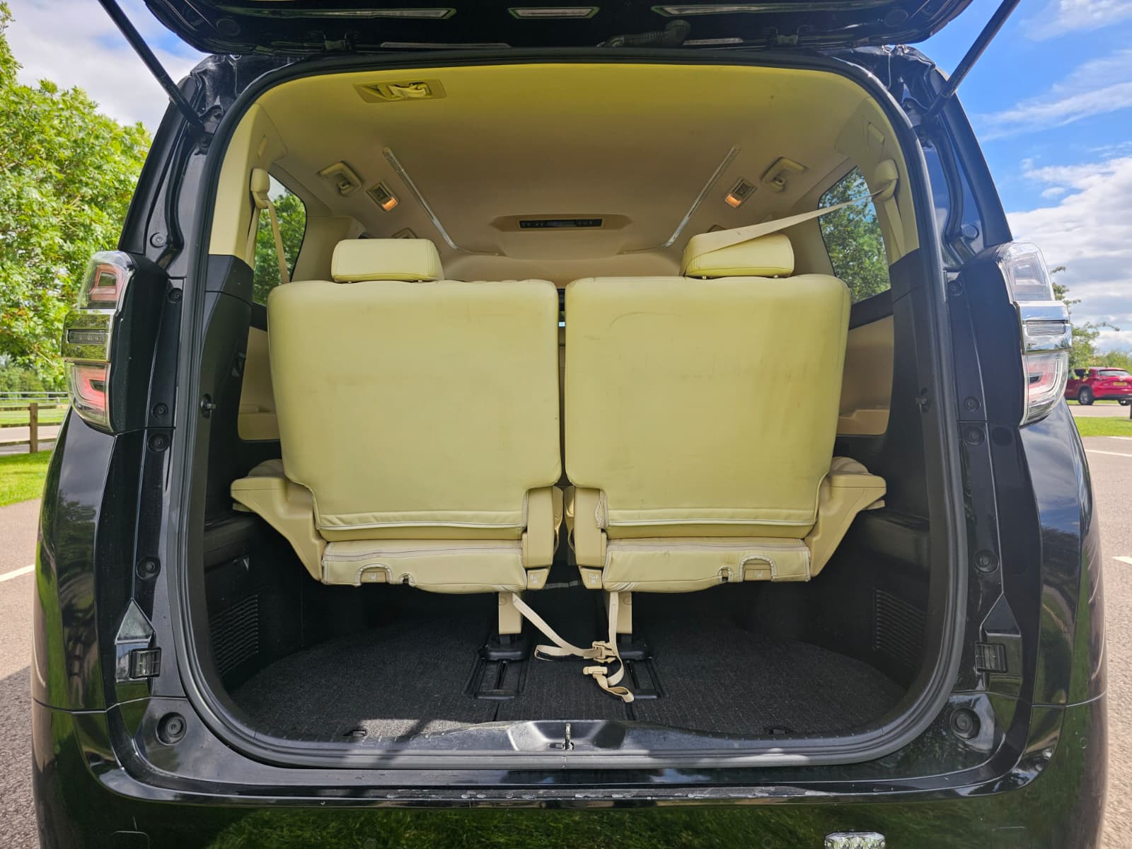 Toyota Vellfire 2.5L Automatic CVT Full Leather Interior 8 Seater Luxury MPV