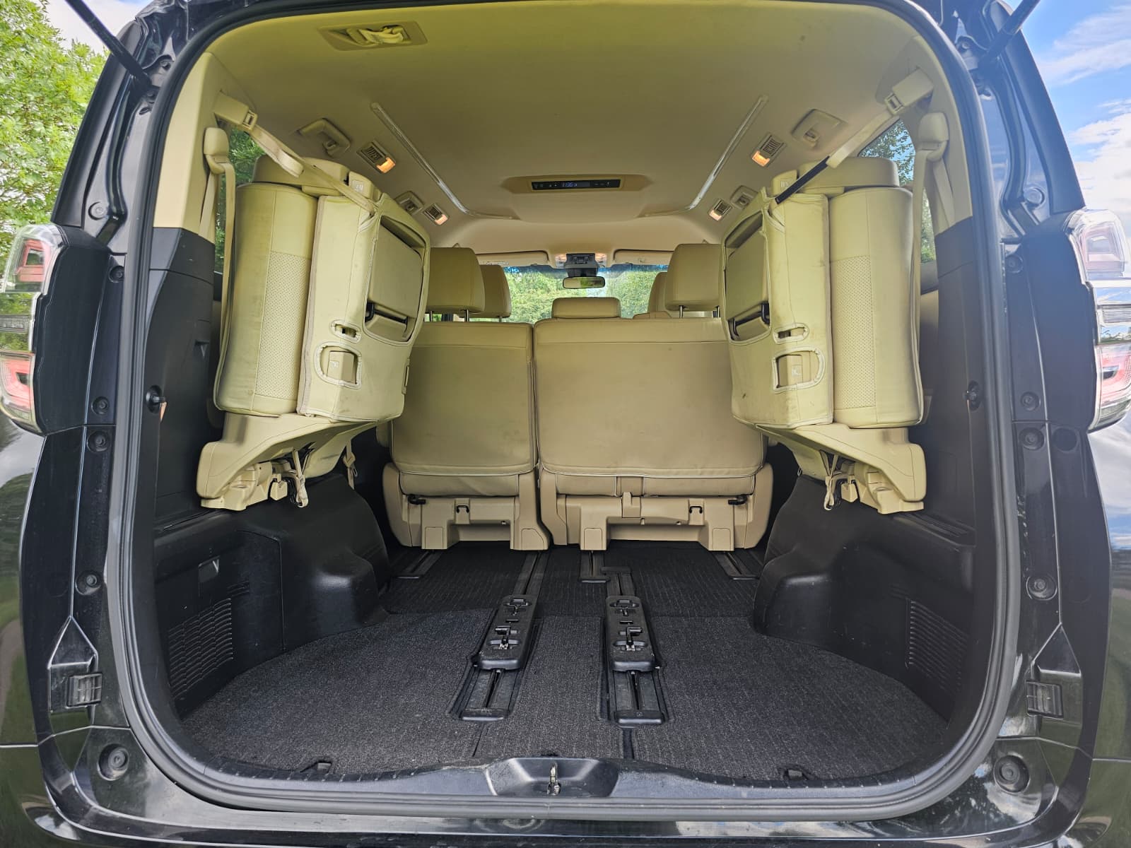 Toyota Vellfire 2.5L Automatic CVT Full Leather Interior 8 Seater Luxury MPV