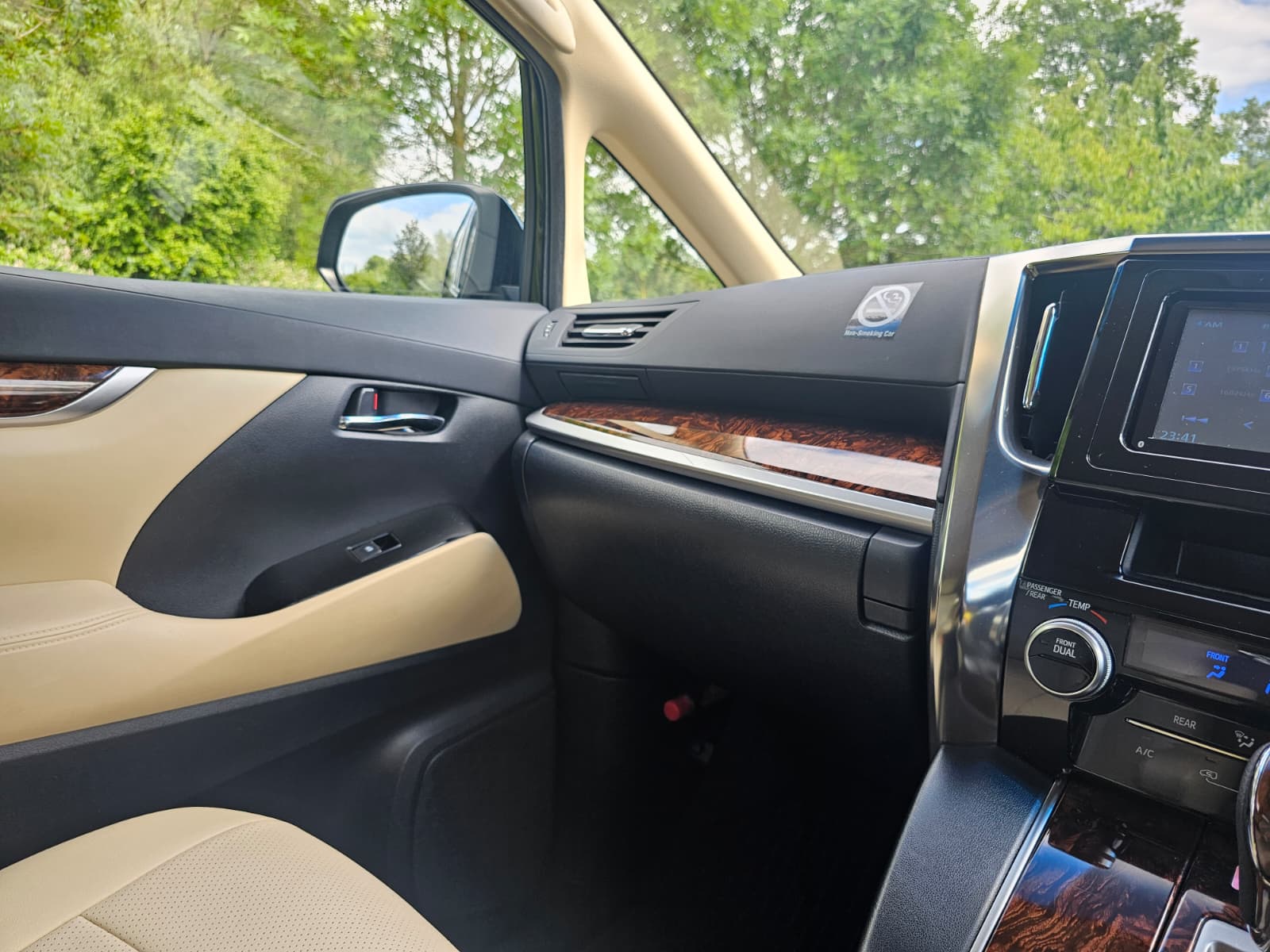 Toyota Vellfire 2.5L Automatic CVT Full Leather Interior 8 Seater Luxury MPV