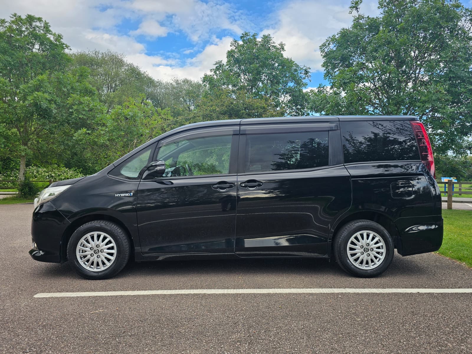 TOYOTA NOAH VOXY 1.8h Hybrid Automatic CVT 7 seater 2015/09 MPV