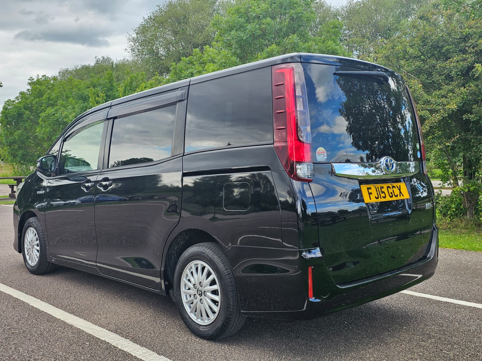 TOYOTA NOAH VOXY 1.8h Hybrid Automatic CVT 7 seater 2015/09 MPV