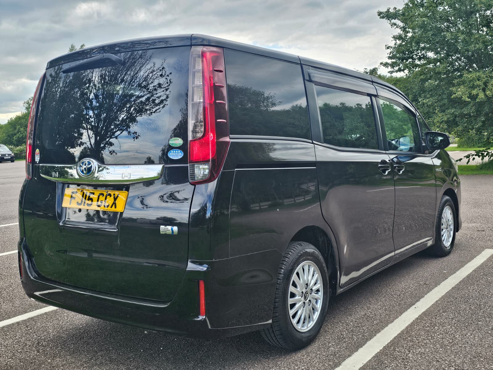 TOYOTA NOAH VOXY 1.8h Hybrid Automatic CVT 7 seater 2015/09 MPV