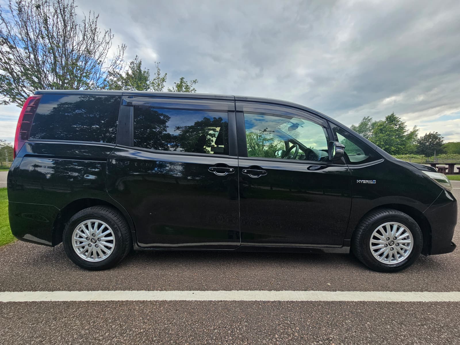 TOYOTA NOAH VOXY 1.8h Hybrid Automatic CVT 7 seater 2015/09 MPV