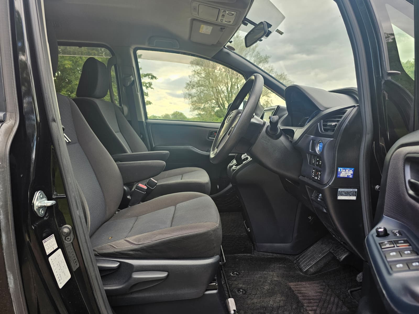 TOYOTA NOAH VOXY 1.8h Hybrid Automatic CVT 7 seater 2015/09 MPV