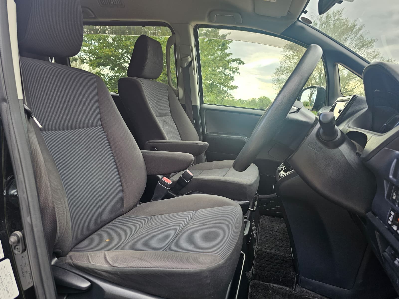 TOYOTA NOAH VOXY 1.8h Hybrid Automatic CVT 7 seater 2015/09 MPV