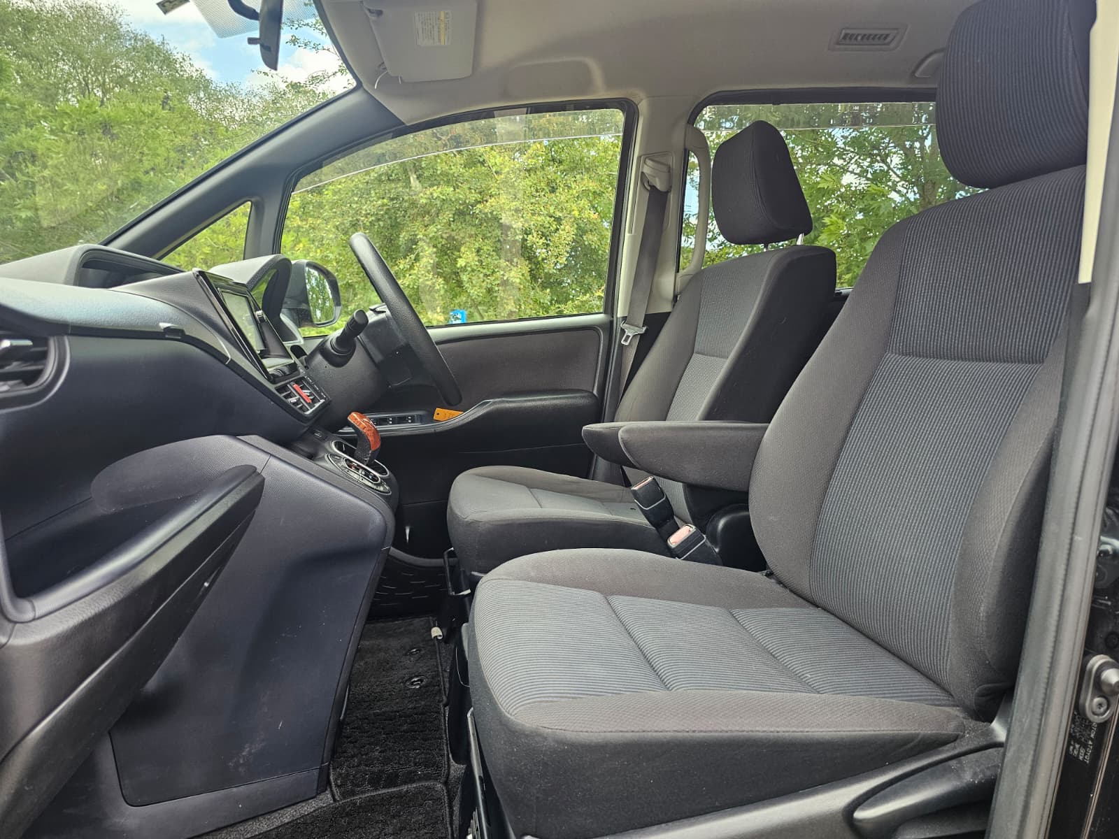TOYOTA NOAH VOXY 1.8h Hybrid Automatic CVT 7 seater 2015/09 MPV