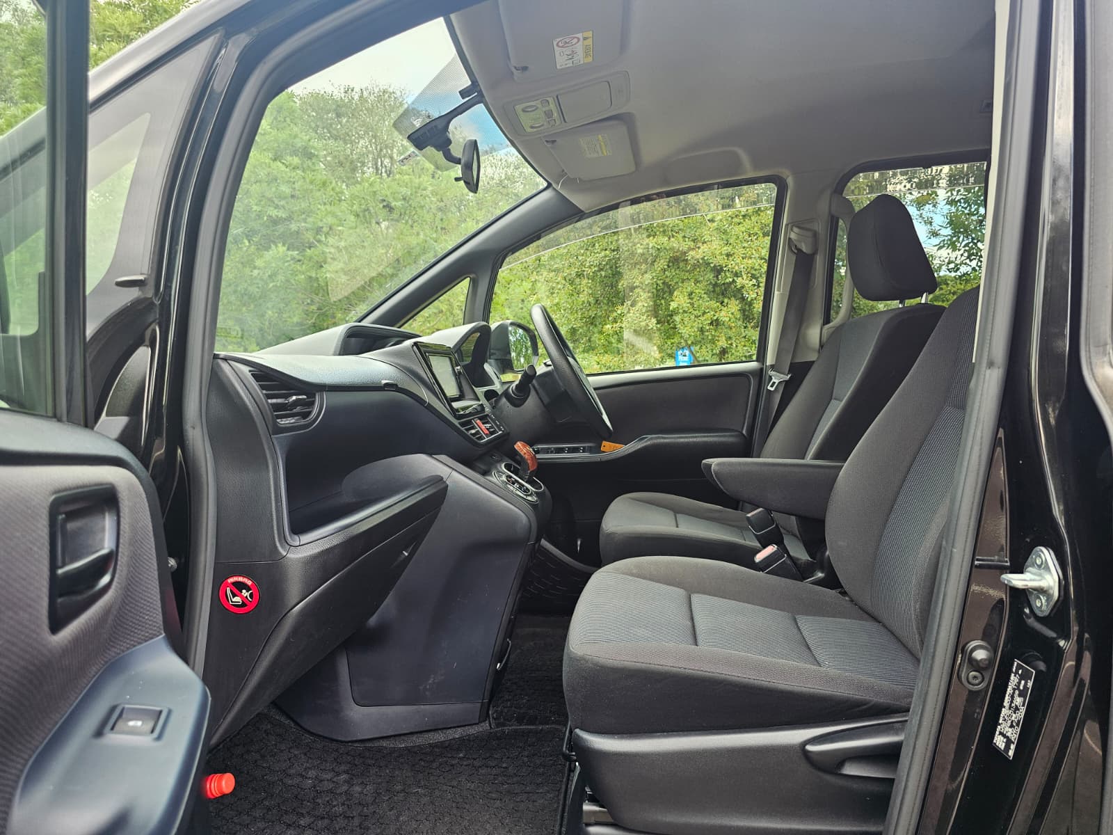 TOYOTA NOAH VOXY 1.8h Hybrid Automatic CVT 7 seater 2015/09 MPV