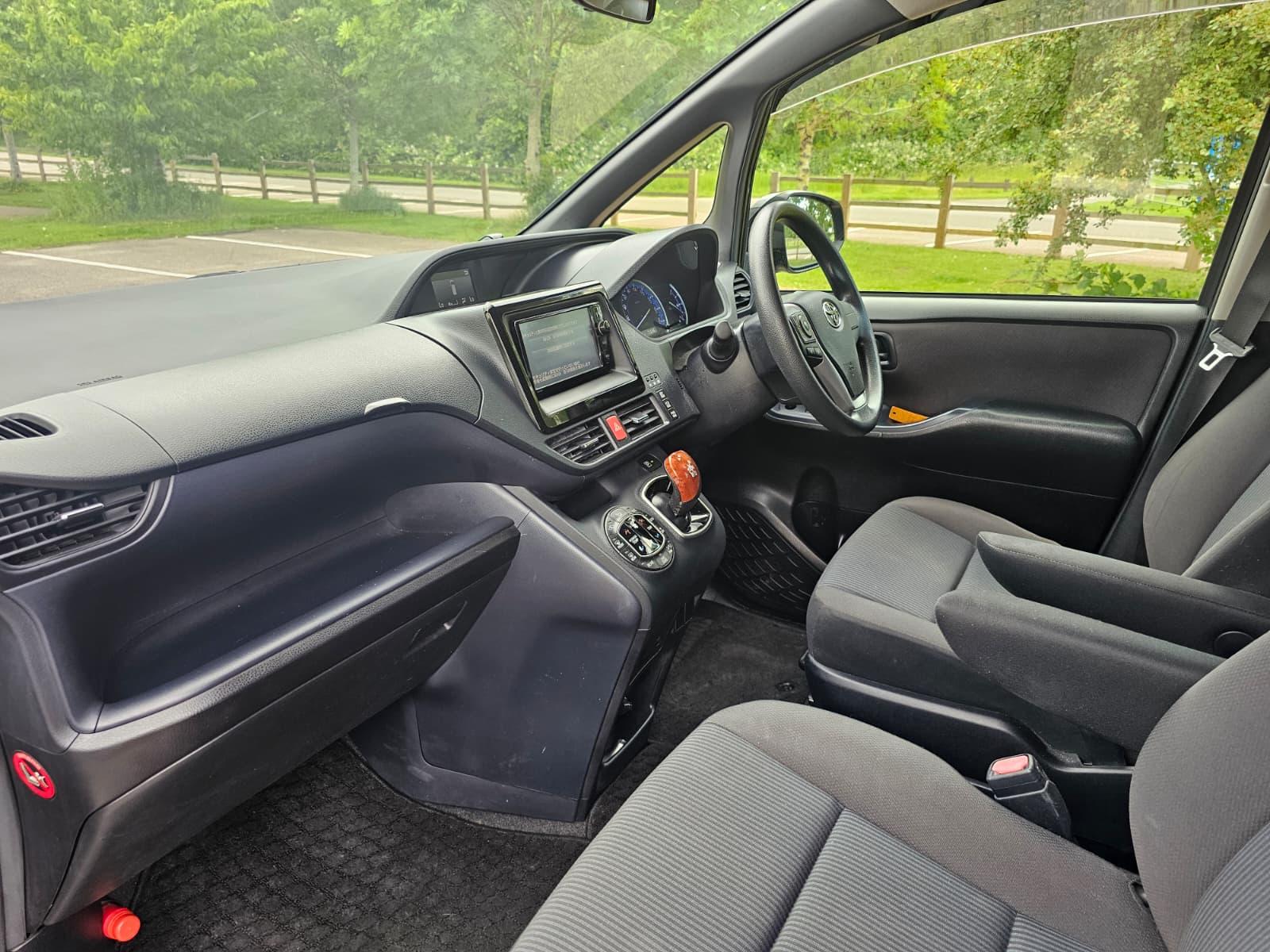 TOYOTA NOAH VOXY 1.8h Hybrid Automatic CVT 7 seater 2015/09 MPV