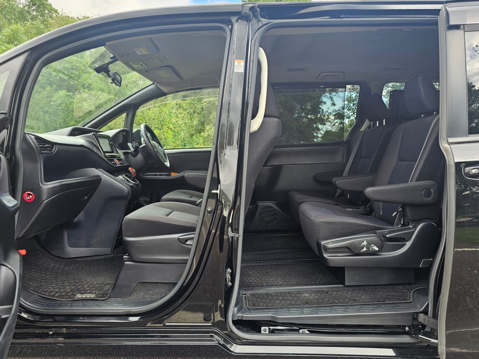 TOYOTA NOAH VOXY 1.8h Hybrid Automatic CVT 7 seater 2015/09 MPV