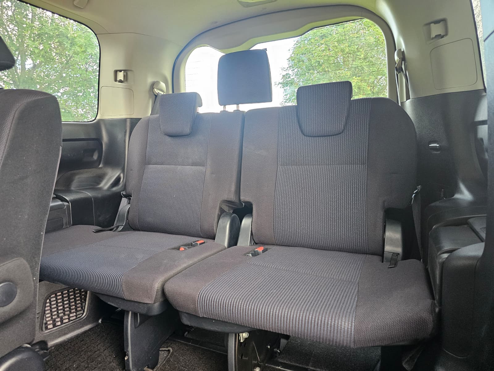 TOYOTA NOAH VOXY 1.8h Hybrid Automatic CVT 7 seater 2015/09 MPV