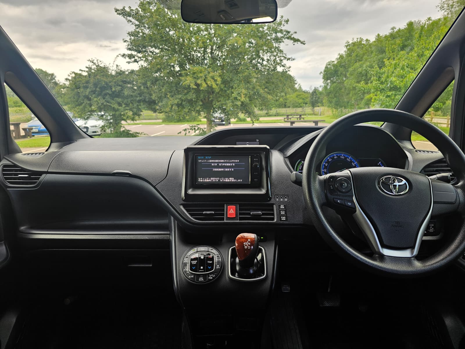TOYOTA NOAH VOXY 1.8h Hybrid Automatic CVT 7 seater 2015/09 MPV