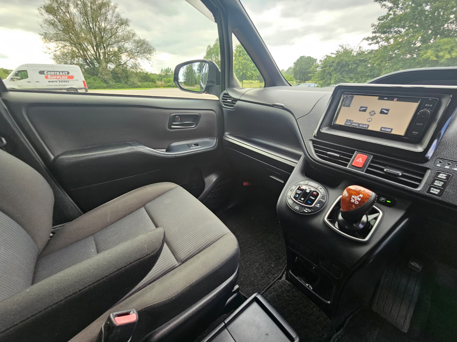 TOYOTA NOAH VOXY 1.8h Hybrid Automatic CVT 7 seater 2015/09 MPV