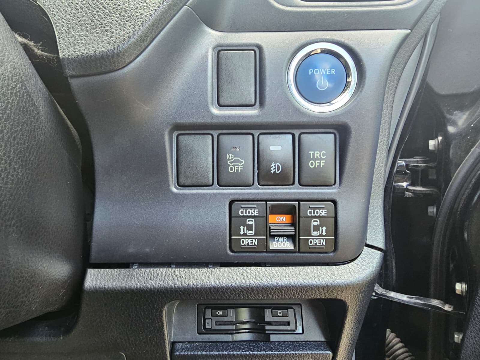 TOYOTA NOAH VOXY 1.8h Hybrid Automatic CVT 7 seater 2015/09 MPV