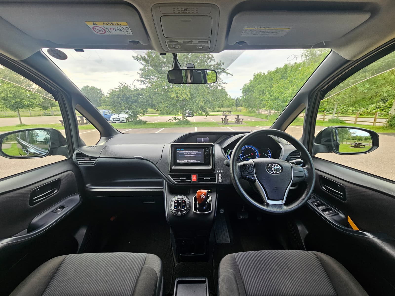 TOYOTA NOAH VOXY 1.8h Hybrid Automatic CVT 7 seater 2015/09 MPV