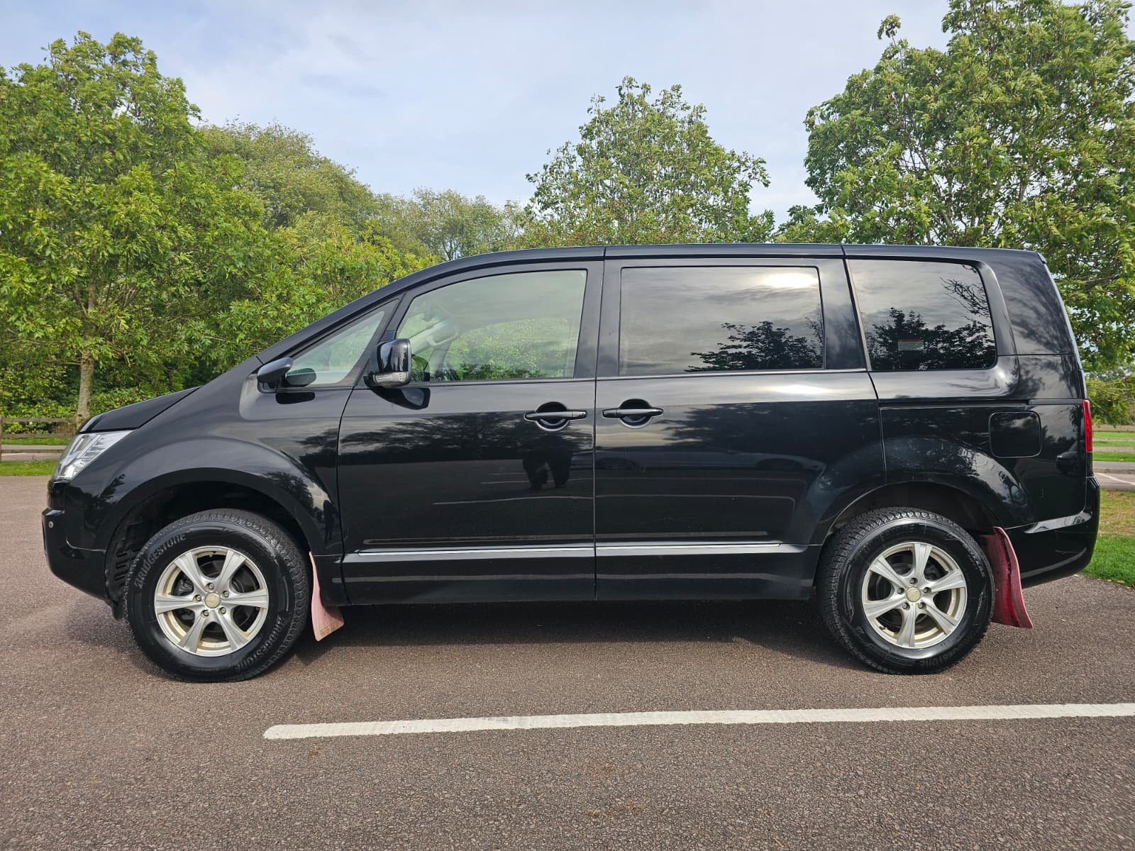 MITSUBISHI DELICA D5 2.4 Automatic 8 Seater 4X4 Switchable MPV