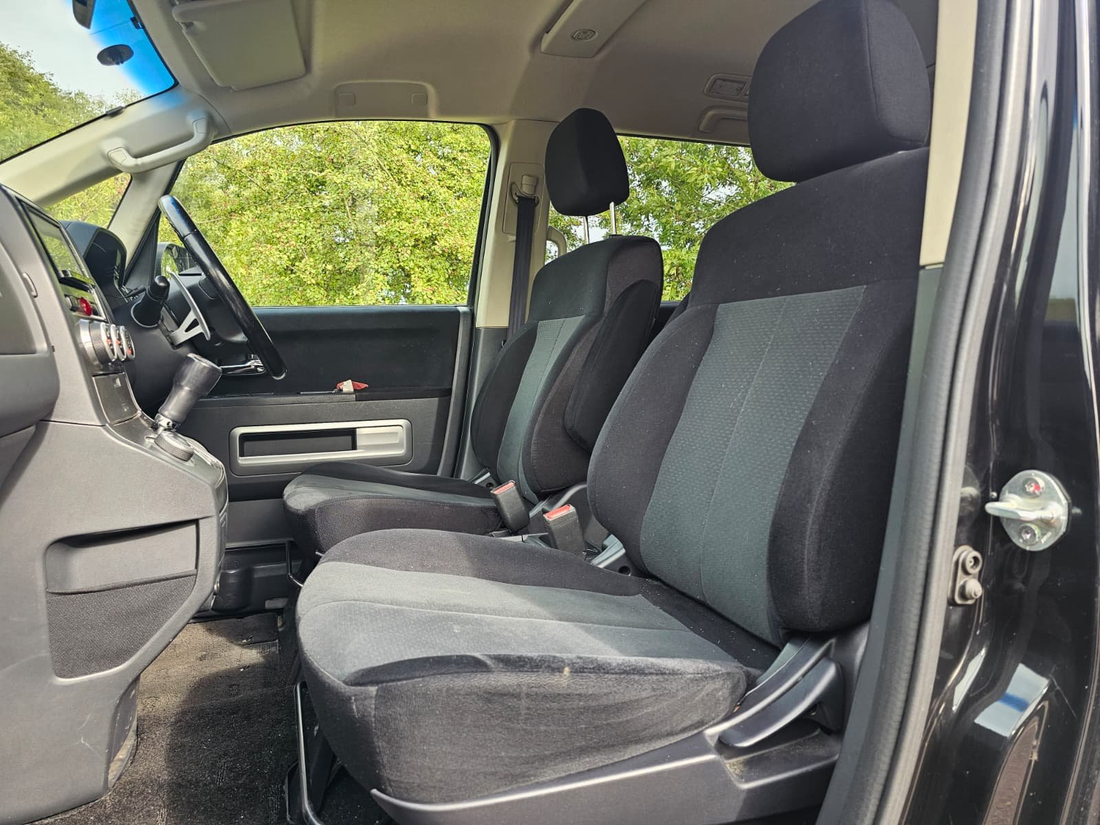MITSUBISHI DELICA D5 2.4 Automatic 8 Seater 4X4 Switchable MPV