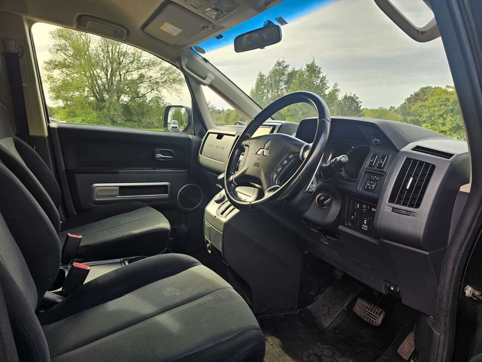 MITSUBISHI DELICA D5 2.4 Automatic 8 Seater 4X4 Switchable MPV