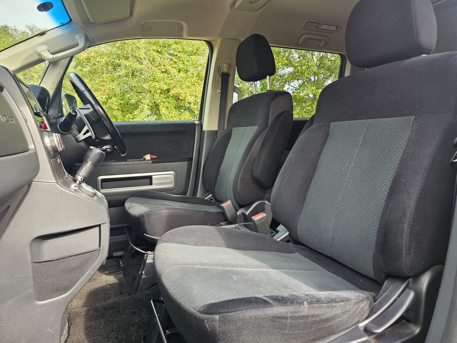 MITSUBISHI DELICA D5 2.4 Automatic 8 Seater 4X4 Switchable MPV