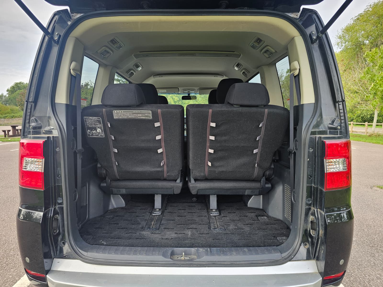 MITSUBISHI DELICA D5 2.4 Automatic 8 Seater 4X4 Switchable MPV