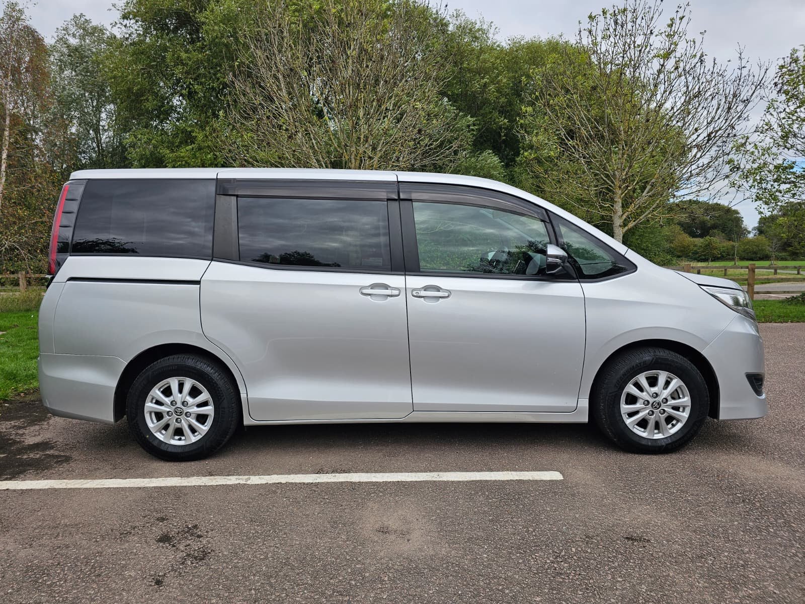 TOYOTA NOAH VOXY 1.8h Automatic CVT 7 Seater MPV Euro 6